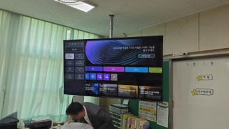 초등학교에 천장형 TV 설치
